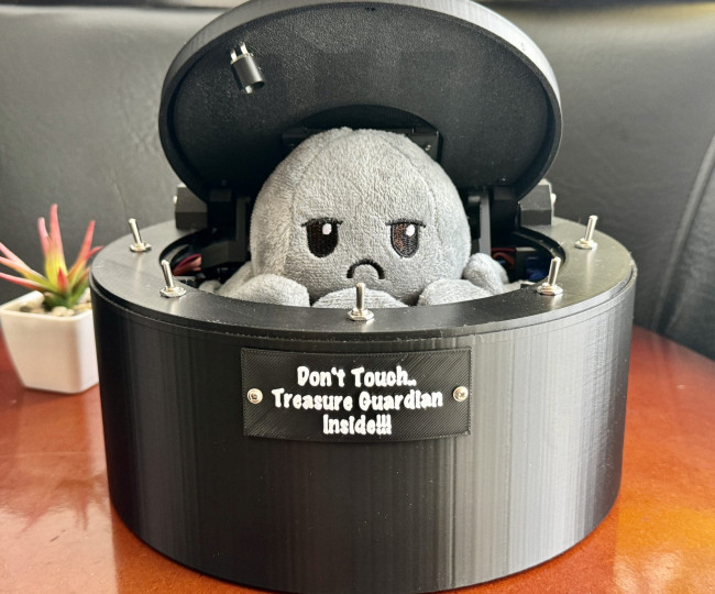 Дизайнерская ручная игрушка DON’T TOUCH!!! OCTOPUS TREASURE GUARDIAN INSIDE!!! BLACK EDITION
